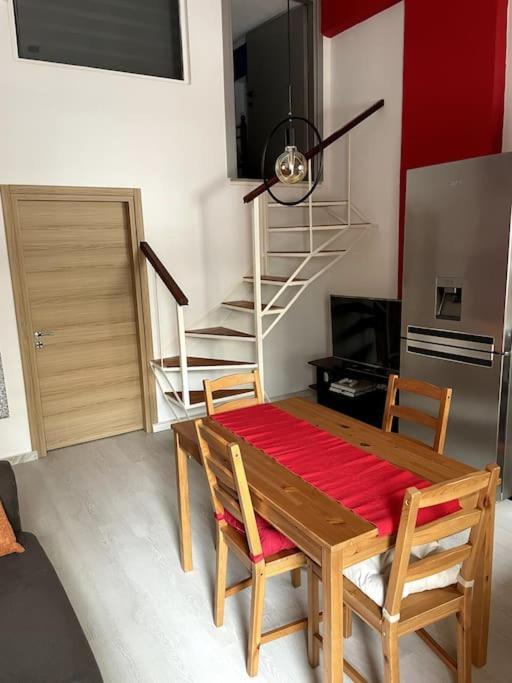 Comfy Apartment With Low Ceiling Attic Athena Bagian luar foto